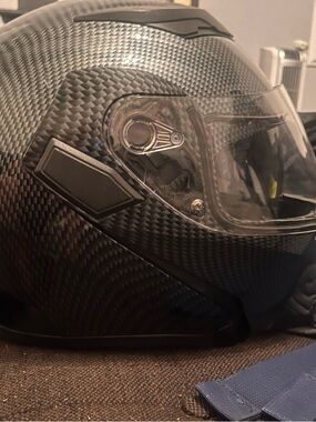 Full-Face Carbon Fiber Look Motorcycle Helmet in Dark Gray/Black
